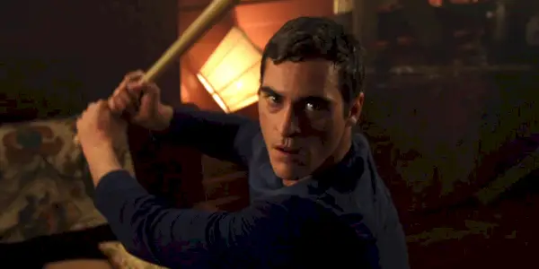 Merrill Hess (Joaquin Phoenix) brandisce la sua mazza da baseball contro l'alieno in Signs (2002)