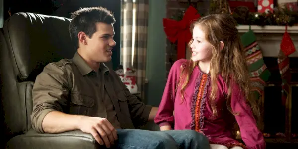 Jacob (Taylor Lautner) s Renesmee (Mackenzie Foy) vo filme Breaking Dawn