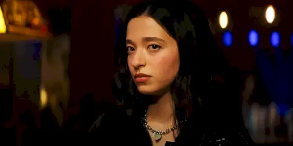 Amber appare sospettosa in un bar in Scream 5