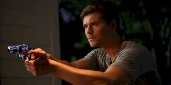 Kieran con una pistola in Scream.