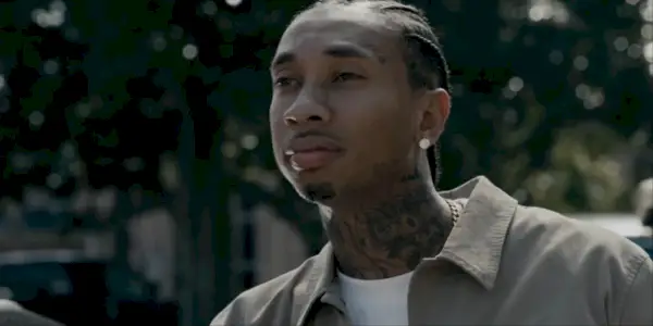 Tyga cammina per la strada in Scream