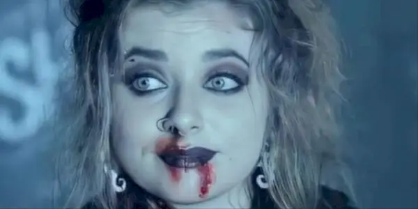Beth ricoperta di sangue in Scream