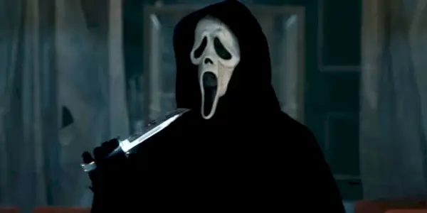 Ghostface impugna un coltello in Scream 6