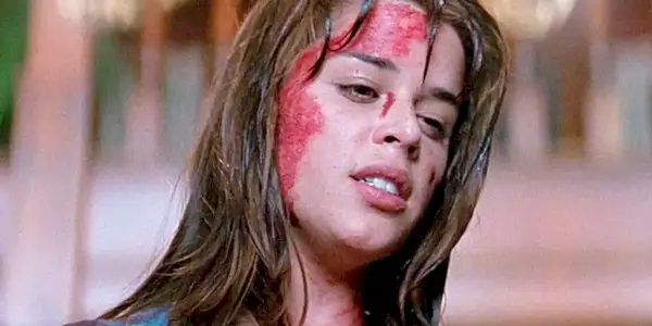 Neve Campbell nel ruolo di Sidney Prescott coperto di sangue in Scream (1996)