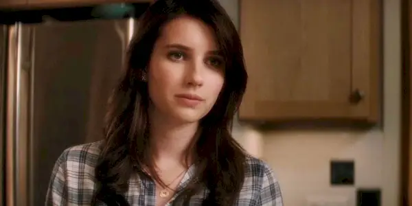 Emma Roberts nel ruolo di Jill Roberts sorride debolmente in Scream 4