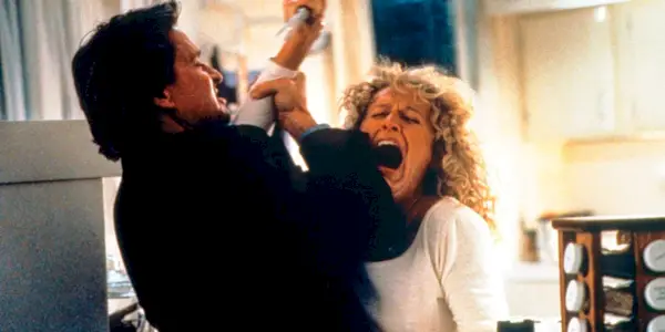 Michael Douglas nei panni di Dan e Glenn Close nei panni di Alex che combatte con un coltello in Attrazione fatale