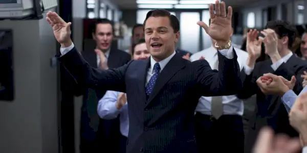 Jordan na poschodí kancelárie v The Wolf of Wall Street