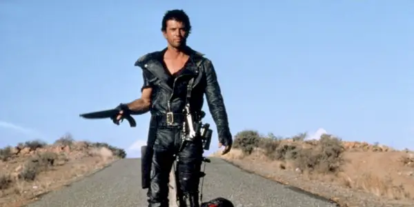Max Rockatansky går ned en ensom, tørr vei i The Road Warrior