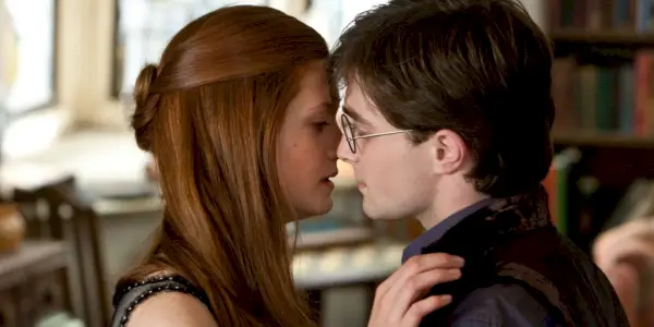 Harry e Ginny si baciano