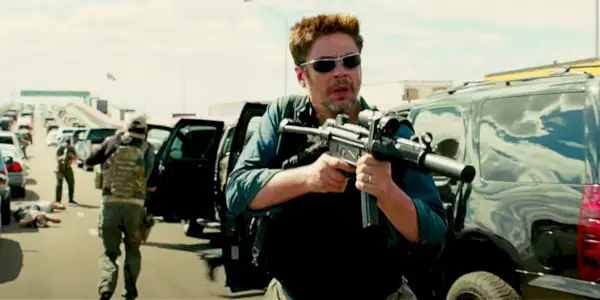 Alejandro (Benicio Del Toro) v Sicario přechází most a drží zbraň