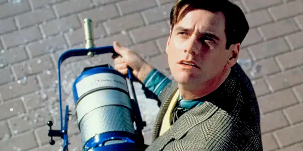 Jim Carrey dans le rôle de Truman Burbank, regardant le ciel dans The Truman Show