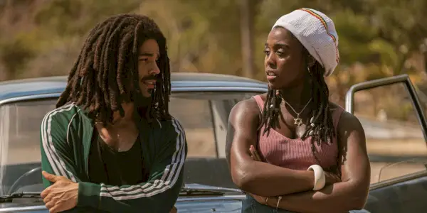 Bob Marley und Rita lehnen sich in „Bob Marley One Love“ an ein Auto