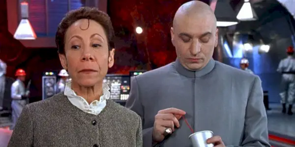 Dr. Evil med sin betroede løjtnant Frau, han kigger ned og kigger væk i en scene fra Austin Powers