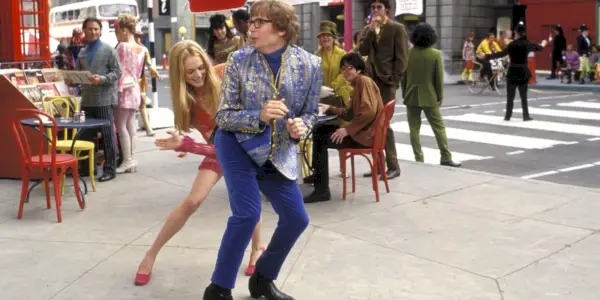 Felicity Shagwell og Austin Powers danser på gaden i Austin Powers: The Spy Who Shagged Me