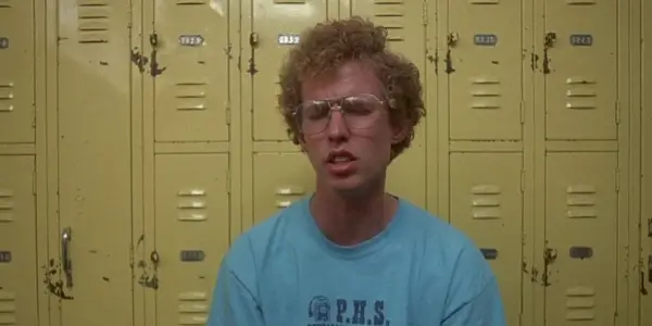 Napoleon Dynamite (Jon Heder) no vestiário em Napoleon Dynamite