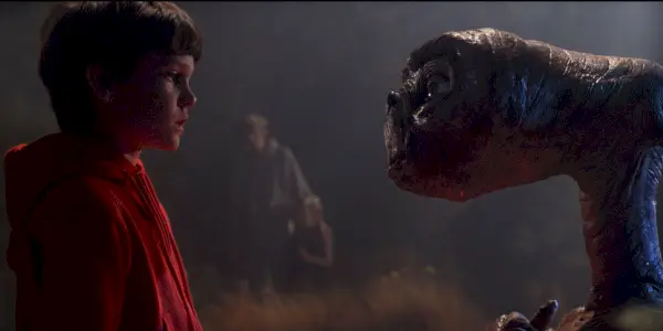 E.T. et Elliott se disent au revoir à la fin d'E.T. l'extraterrestre
