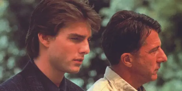Tom Cruise et Dustin Hoffman dans un parc dans Rain Man