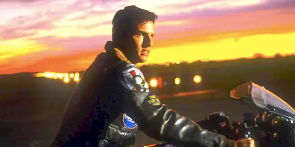Maverick à califourchon sur une moto dans Top Gun 1986