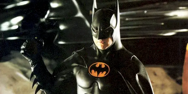 Batman debout devant la batmobile dans Batman