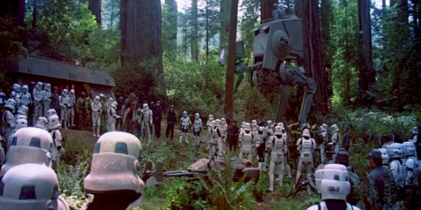 L'armée impériale, la marine et le corps des Stormtroopers sur Endor dans Le Retour du Jedi.