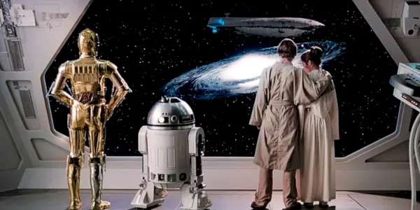 C-3PO, R2-D2, Luke Skywalker et Leia Organa regardent dans l'espace dans The Empire Strikes Back.