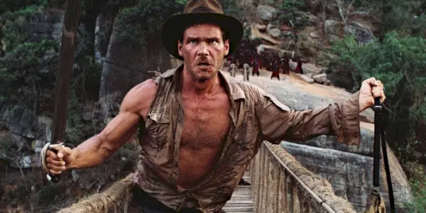 Indy sur un pont de corde dans Indiana Jones et le Temple Maudit.