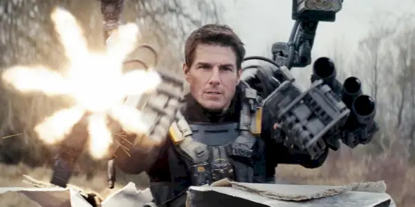 Tom Cruise dans le rôle du major William Cage tirant sur les ennemis en 2014