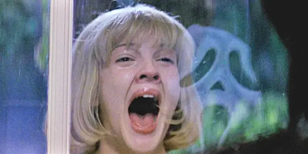 Drew Barrymore ser Ghostface i Scream.