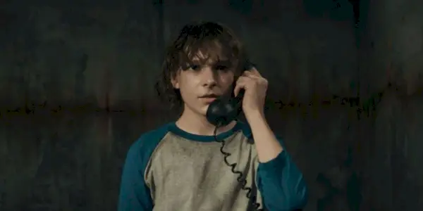 Mason Thames al telefono in The Black Phone