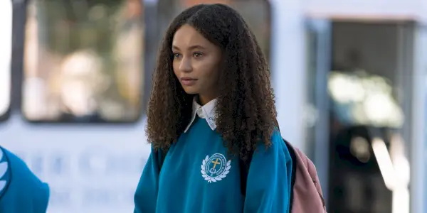 Doris (Nico Parker) nella sua uniforme scolastica a Suncoast