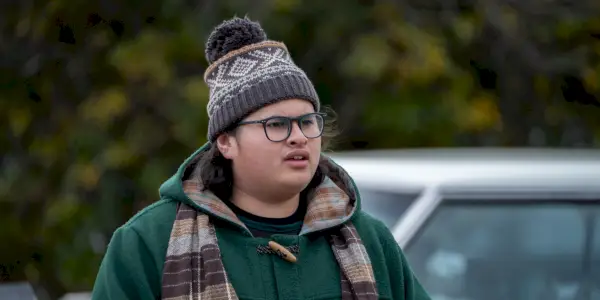 Julian Dennison nei panni di Josh Waaka sembra preoccupato e indossa un cappello e occhiali in Uproar Stills - PER GENTILE CONCESSIONE DI BLUE FOX ENTERTAINMENT