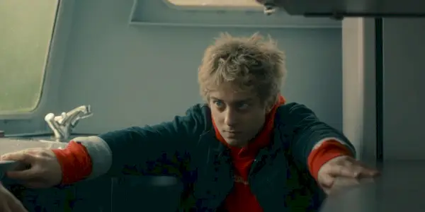 Gabriel Howell nel ruolo del giovane Elias che si aggrappa al bancone in Bodies