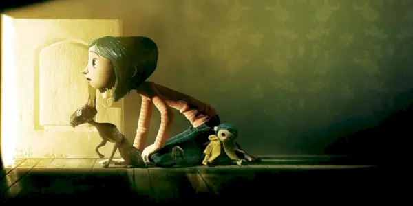 Dakota Fanning jako Coraline Jones a Keith David jako Cat ve scéně z Coraline.