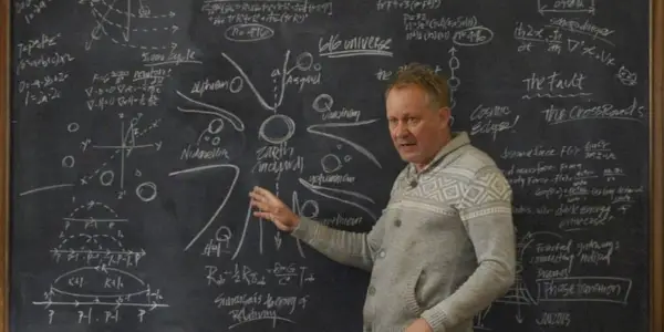 Erik Selvig przed tablicą w Thorze