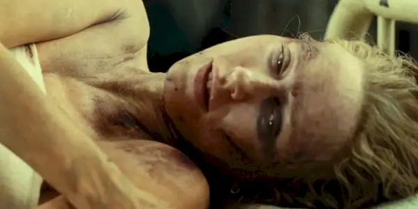 Naomi Watts ležící v The Impossible