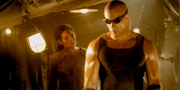 Vin Diesel e Alexa Davalos em As Crônicas de Riddick (2004)