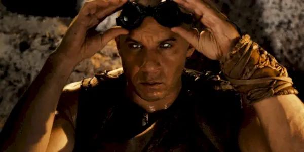 Riddick coloca seus óculos em Riddick 2013