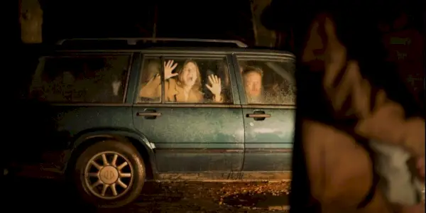 Bjorn et Louise regardent impuissants depuis la voiture dans Speak No Evil.