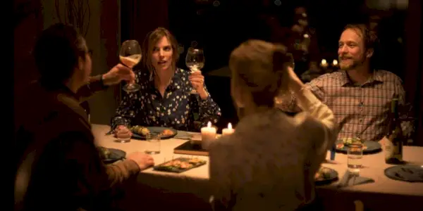 Patrick, Karin, Louise et Bjorn partagent un repas autour de la table familiale dans Speak No Evil