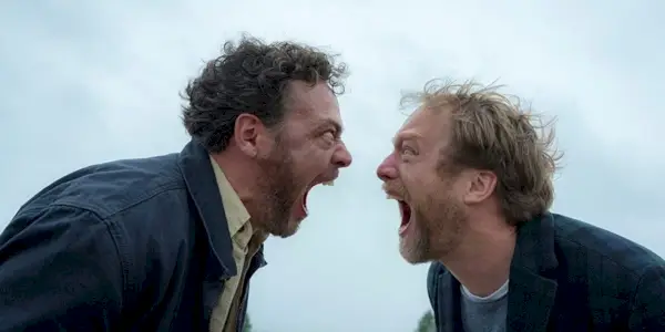 Fedja van Huêt et Morten Burian se crient dessus dans Speak No Evil.