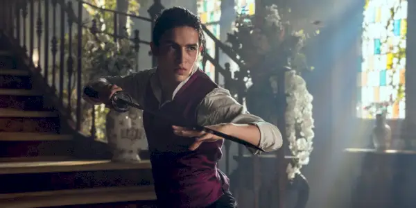 Aramis Knight bojuje v šou Into the Badlands.