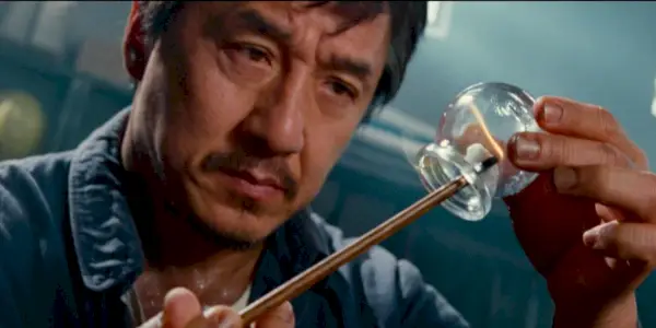 Jackie Chan ako pán Han drží zápalku a žiarovku vo filme Karate Kid 2010