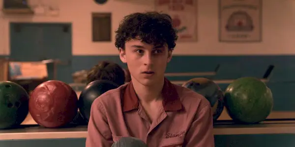 Wyatt Oleff na bowlingovej dráhe drží loptu vo filme I Am Not Okay With This
