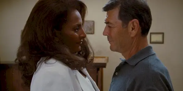 Jackie umarmt Max in Jackie Brown