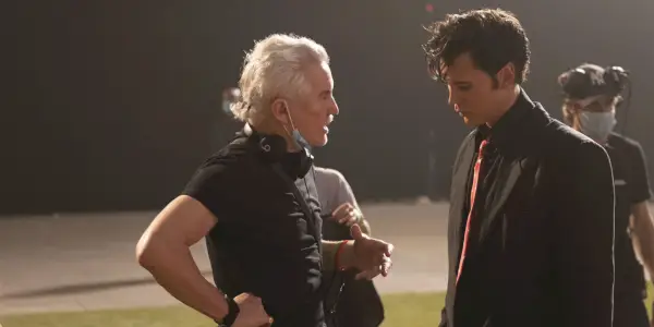 Baz Lurhmann taler med Austin Butler i Elvis.