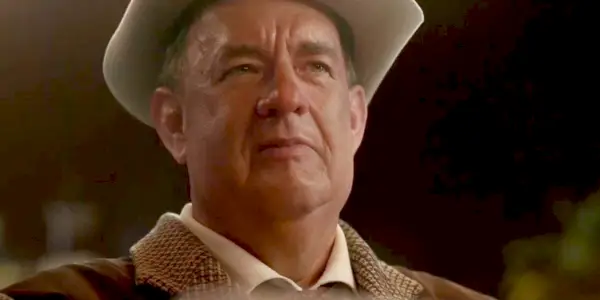 Tom Hanks som oberst Tom Parker i Elvis.
