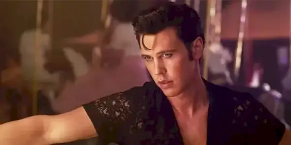 Austin Butler som Elvis Presley på en forlystelsesparktur i Elvis