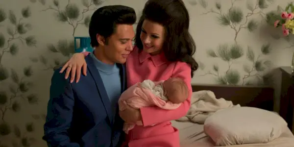 Elvis og Priscilla ser på Lisa Marie Presley