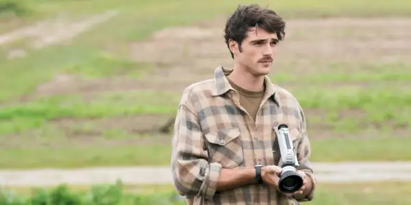 Muž stojí s kamerou vo filme Oh Canada