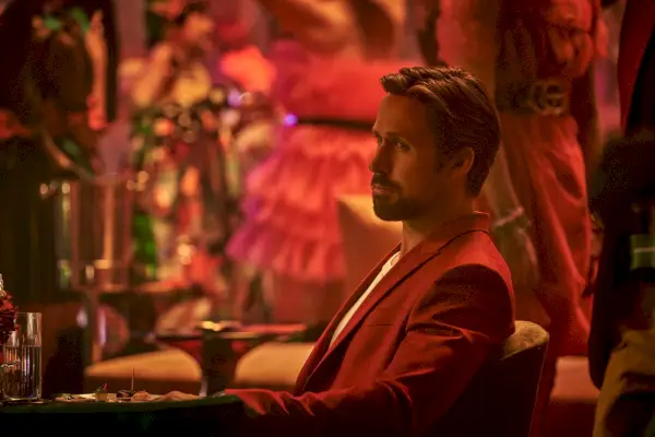 ryan Gosling som seks i en scene fra Netflix-filmen den grå mand